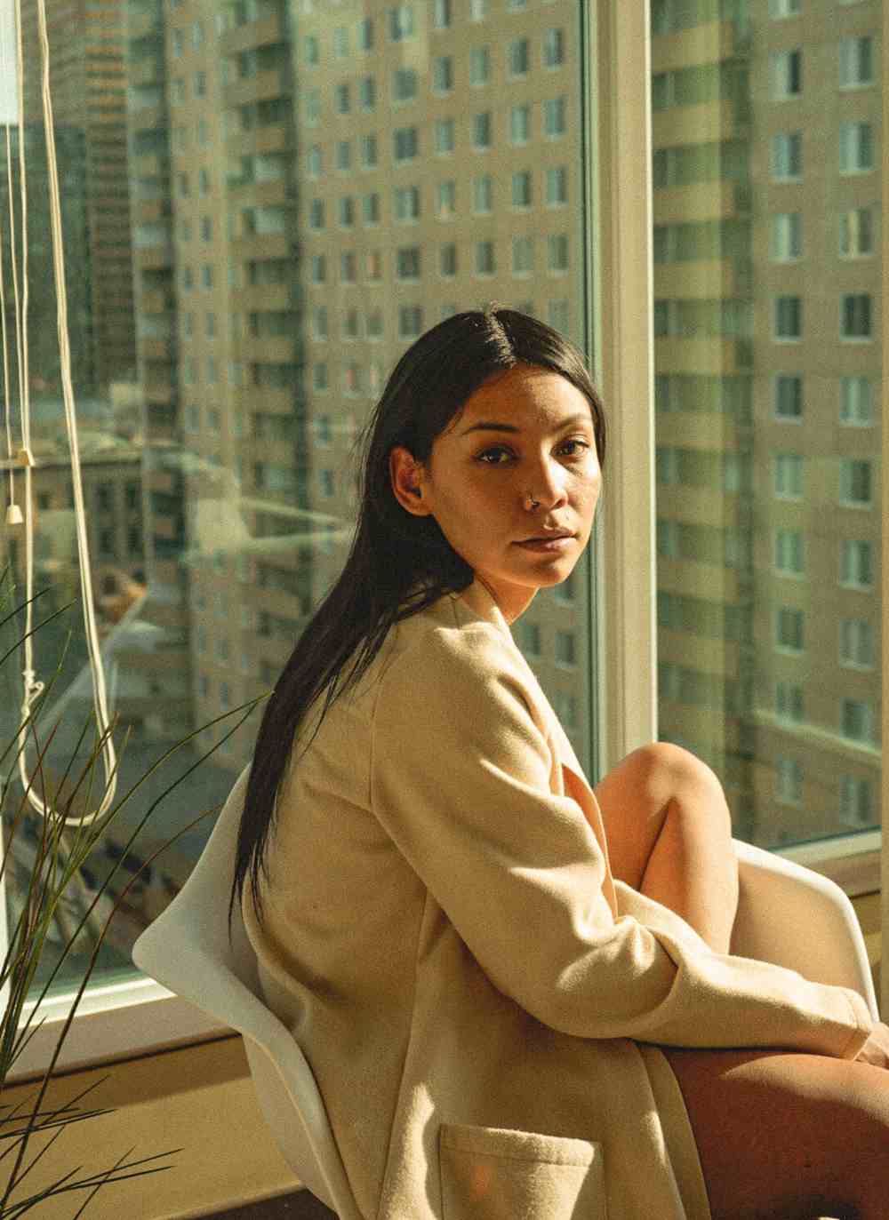 keren-levand-UyfAD6vaoDA-interview-tips-counterintuitive-success-strategy-woman-sitting-chair-high-rise