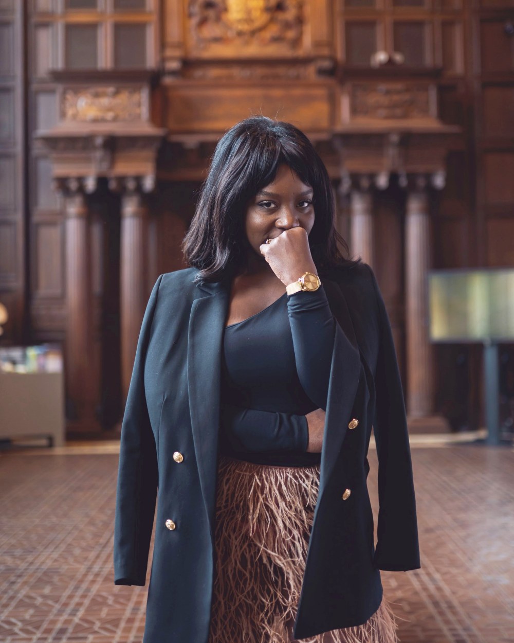 ursula-lauriston-editor-founder-books-to-read-motivational-books-inspiration-investing-time-management-personal-development-woman-holding-book