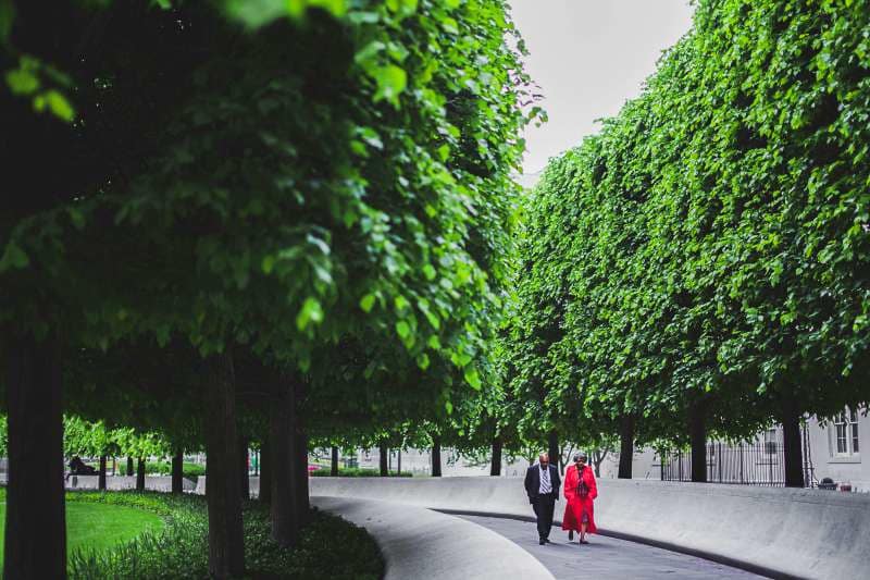 pedestrians-walking-dc-government-building-jobs-in-washington