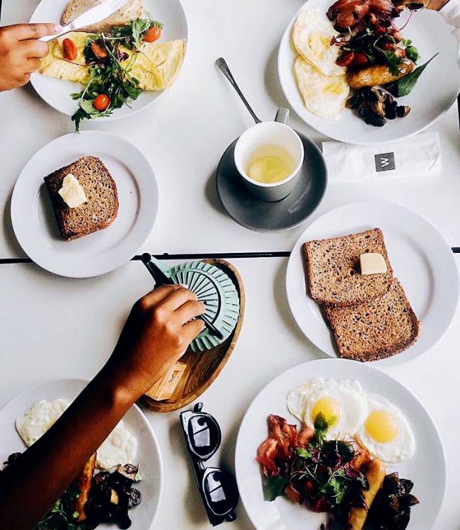 dine-diaspora-black-millennial-tiffany-lekuku-dinner-table-sunglasses