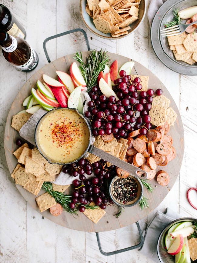 brooke-lark-gift-items-cheese-board-charcuterie-gift-ideas-holidays-coworkes-colleagues-girlfriend-boyfriend-wife-husband-boss