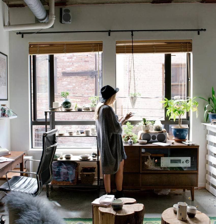 from-boston-to-dc-moving-to-dc-networking-meeting-new-people-white-woman-window