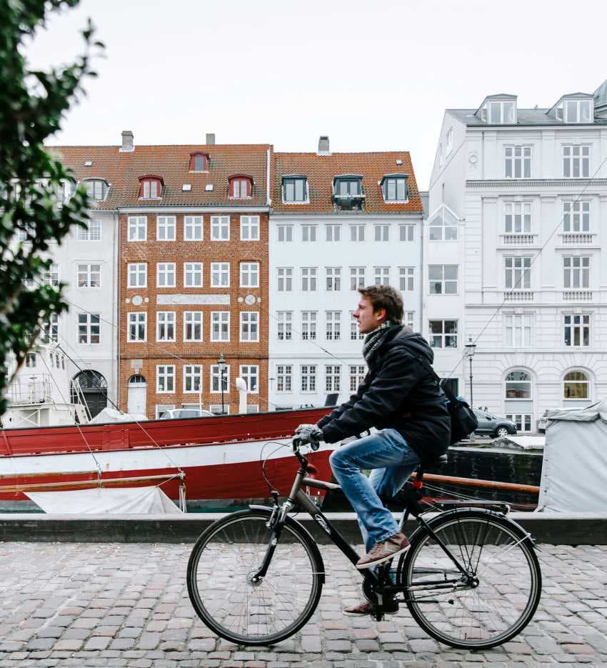 healthy-decision-making-psychotherapist-mary-deraedt-how-to-make-hard-difficult-tough-decisions-white-man-bicycle-amsterdam