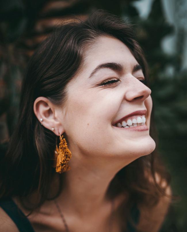 kal-loftus-career-life-coach-therapist-how-to-choose-woman-smiling-head-shot