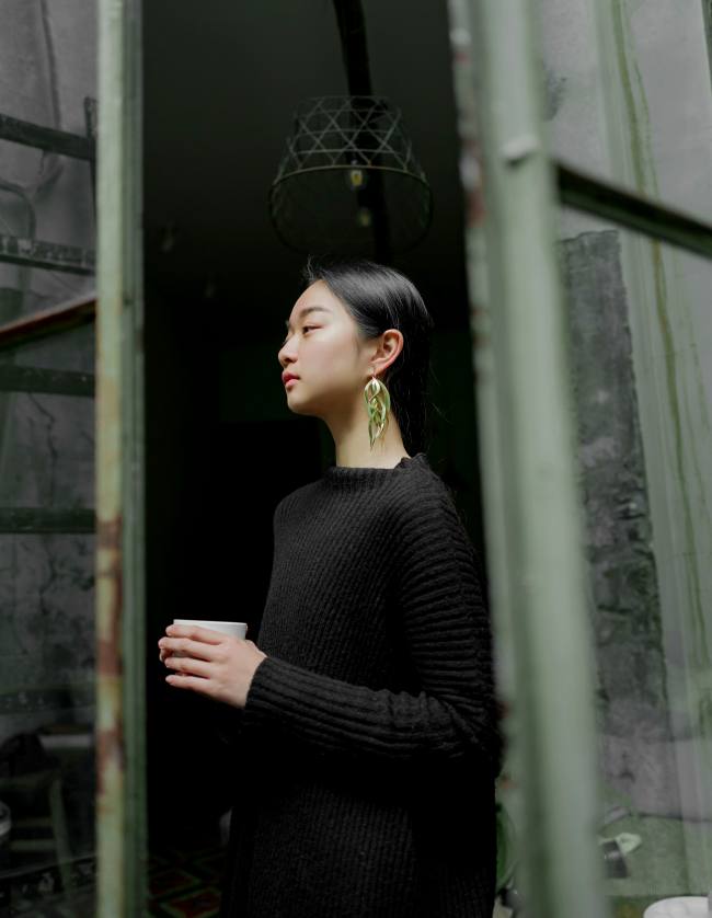 ke-atlas-constructive-crticisim-therapist-career-advice-feedback-asian-woman-coffee-cup