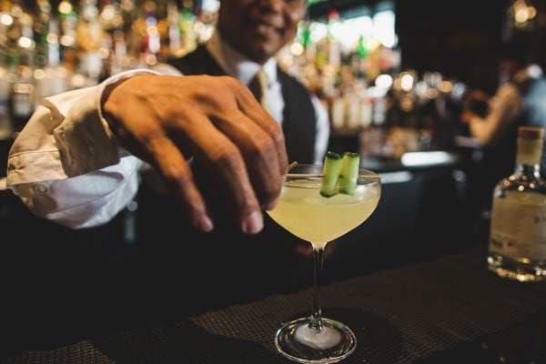 rosewood-hotel-georgetown-rye-bar-dc-gin-tonic-mixologist-making-drink
