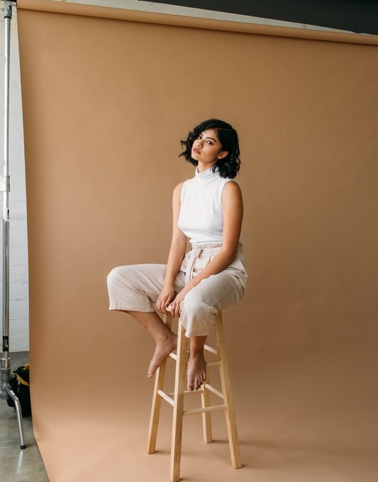 tell-your-story-storytelling-woman-sitting-on-stool-the-art-of-storytelling