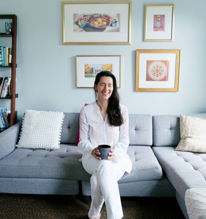 wandering-wellness-joanna-andreae-yogi-woman-sitting-on-couch