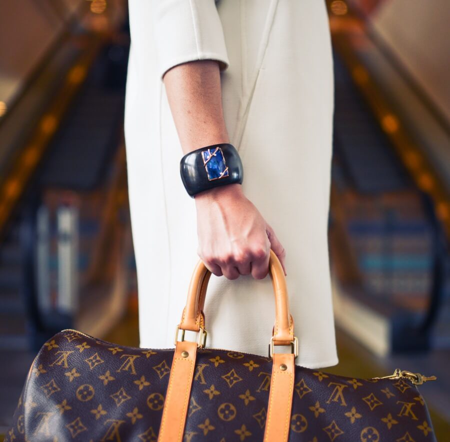 woman-bag-SW_BlakeBronstad-wealth-buillding-millennials