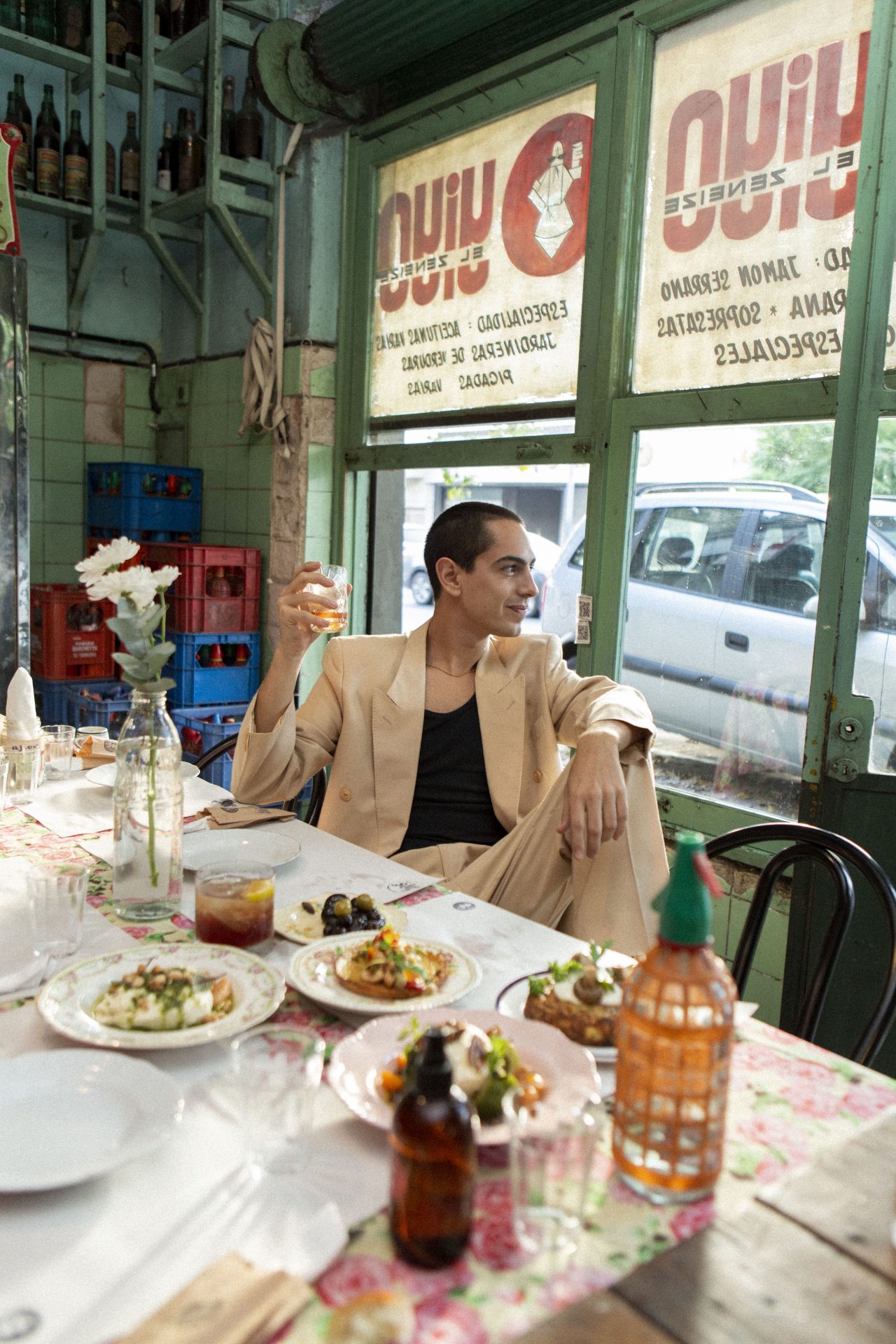 influencer tools man in Restaurant food